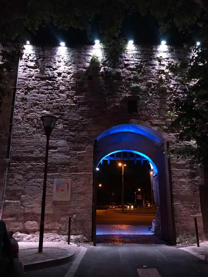 Charmant Appartement Au Coeur De Tarascon Buitenkant foto